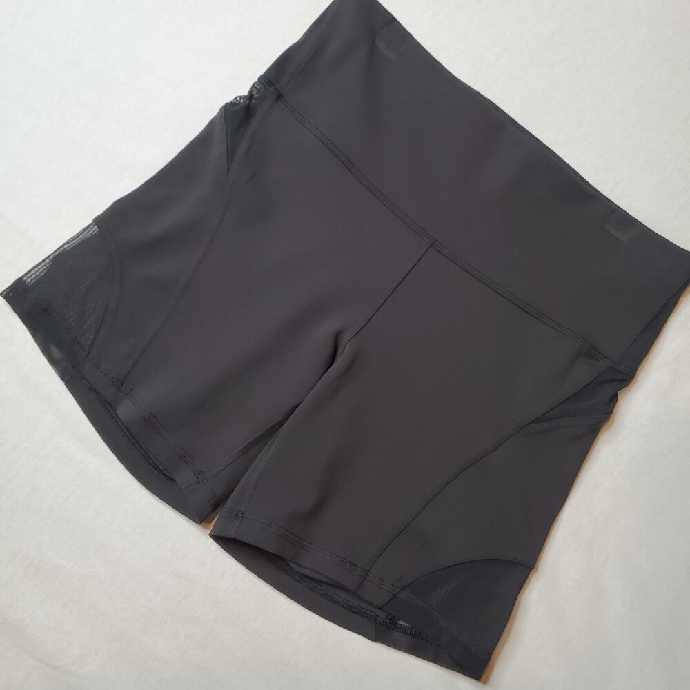 Lululemon Women's Size 10 Wunder Train Mesh Panel High-Rise 6" Short Black